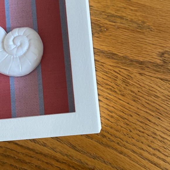 Cute framed picture of a shell for that beach house esthetic. - Picture 3 of 10